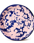 Plato hondo de peltre azul con manchas rosas y borde azul.