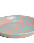 Plato hondo de peltre menta con manchas rosa sin borde