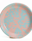 Plato hondo de peltre menta con manchas rosa sin borde