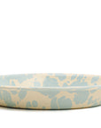 Plato hondo de peltre crema con manchas menta sin bordes