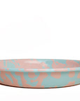 Plato hondo de peltre menta con manchas rosa sin borde