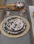 Vajilla de peltre verde con manchas rosas y borde negro para 4 personas