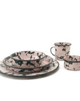 Vajilla de peltre verde con manchas rosas y borde negro para 4 personas