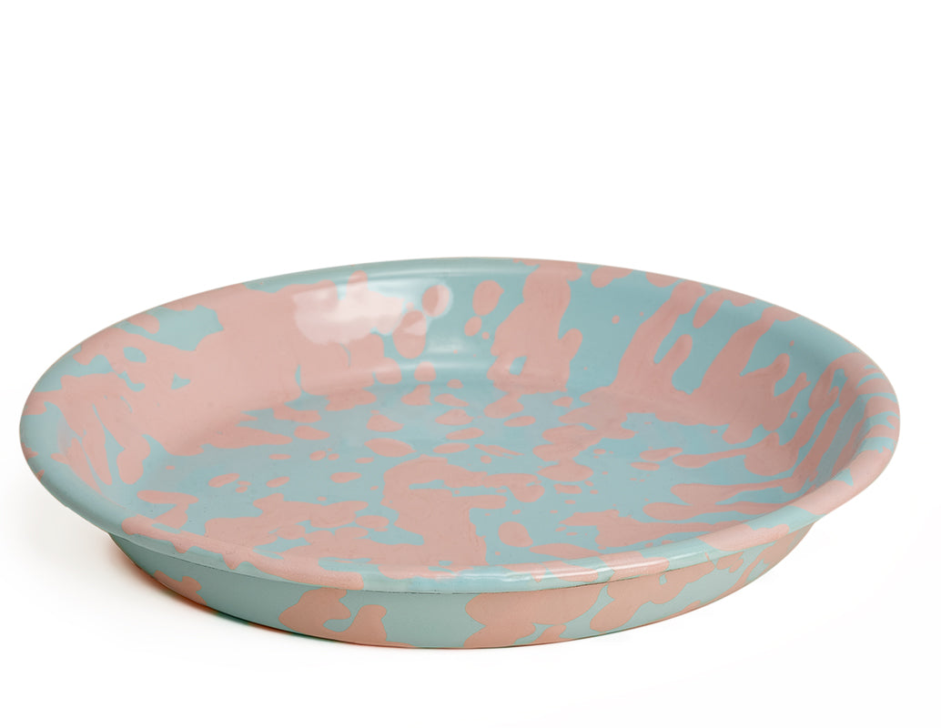 Plato hondo de peltre menta con manchas rosa sin borde