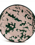 Plato hondo de peltre verde con manchas rosas y borde negro