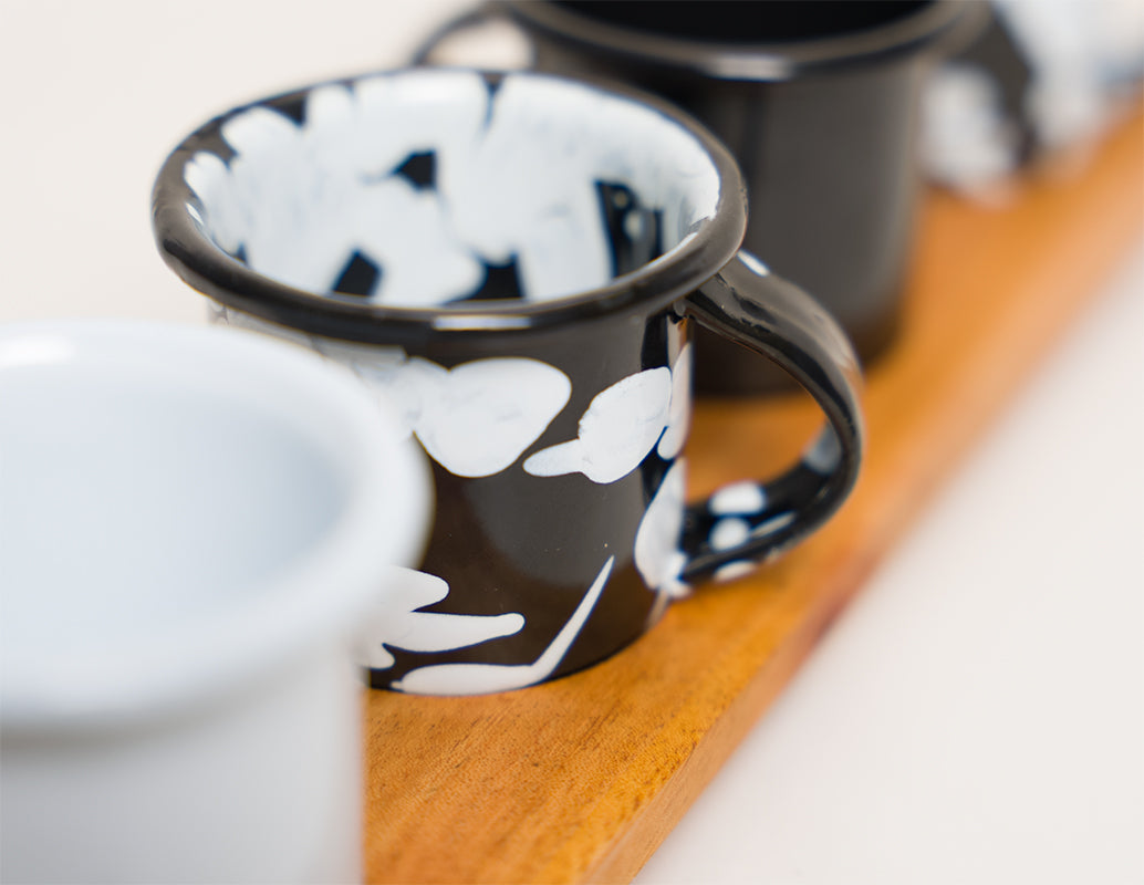 Set mezcalero negro y blanco con base de madera