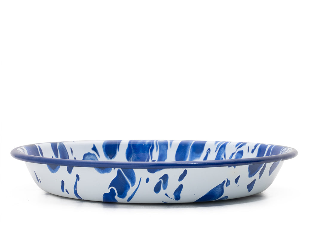 Plato hondo de peltre blanco con manchas azules y borde azul