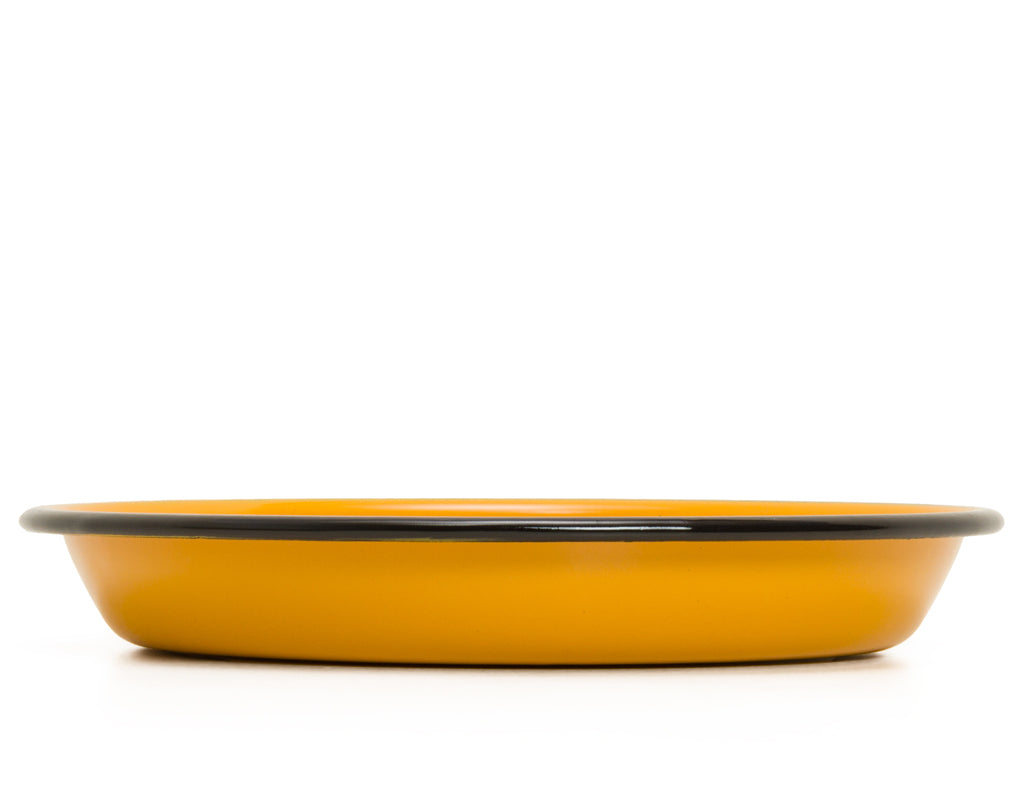 Plato hondo de peltre mostaza con borde negro