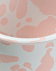 Vaso de mesa blanco con manchas rosas de peltre