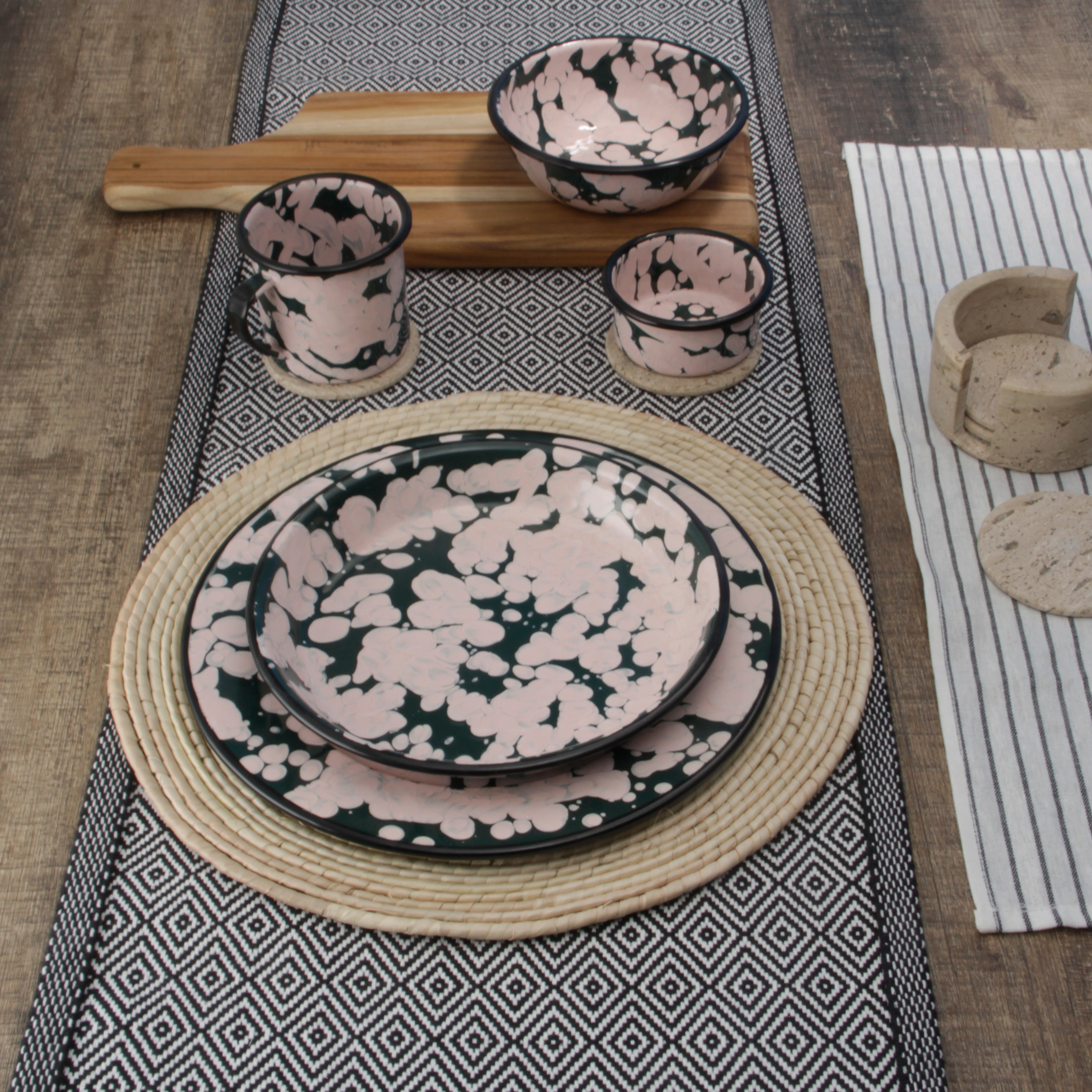 Vajilla de peltre verde con manchas rosas y borde negro para 4 personas